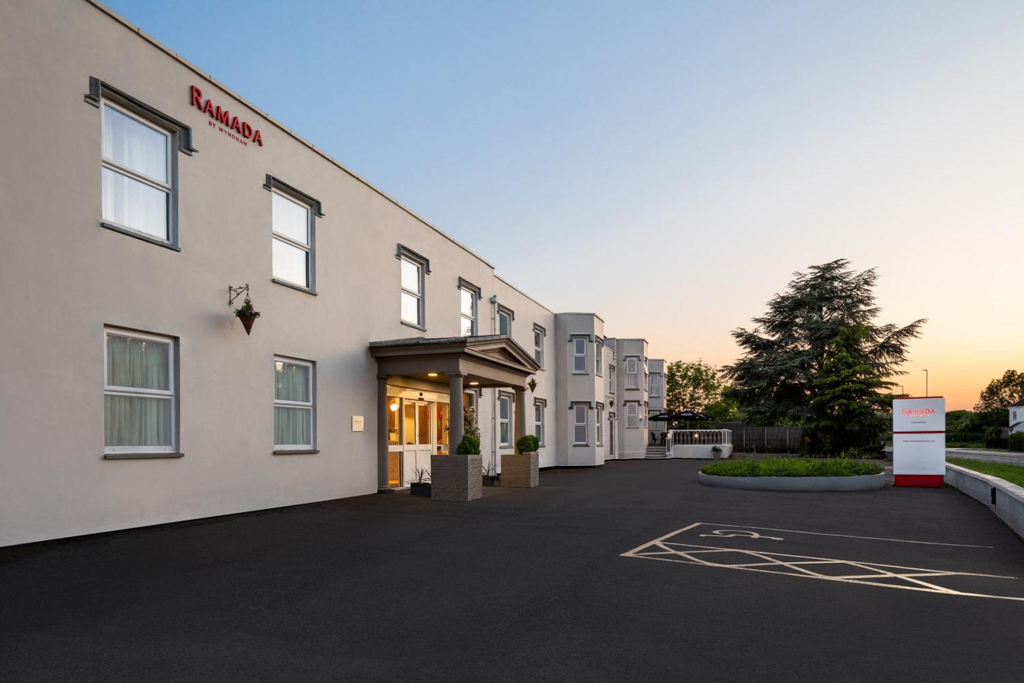 Ramada By Wyndham Cheltenham Golden Valley Kültér fotó