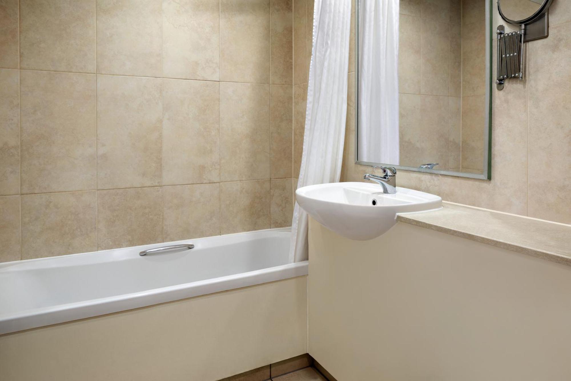 Ramada By Wyndham Cheltenham Golden Valley Kültér fotó