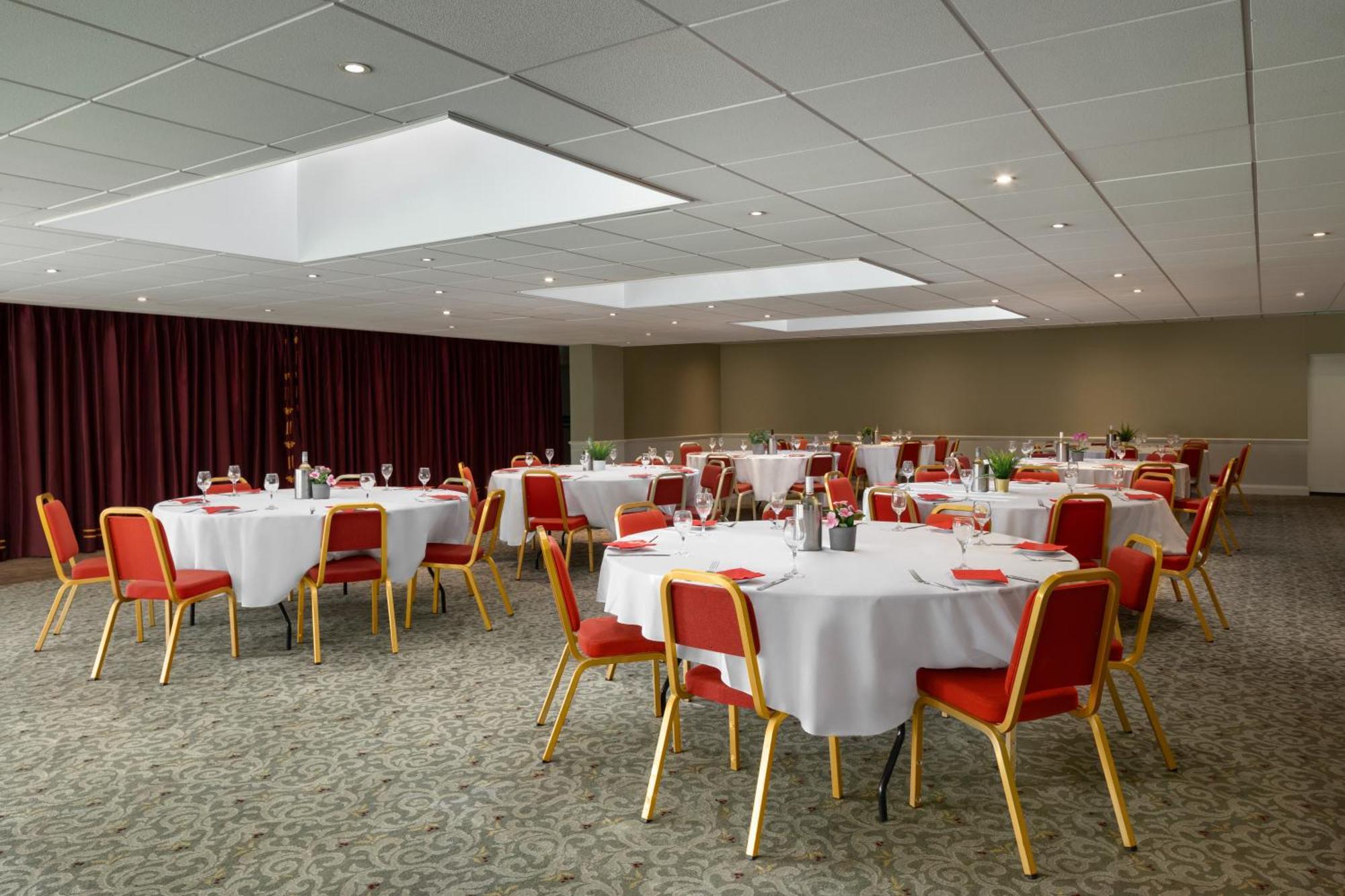 Ramada By Wyndham Cheltenham Golden Valley Kültér fotó