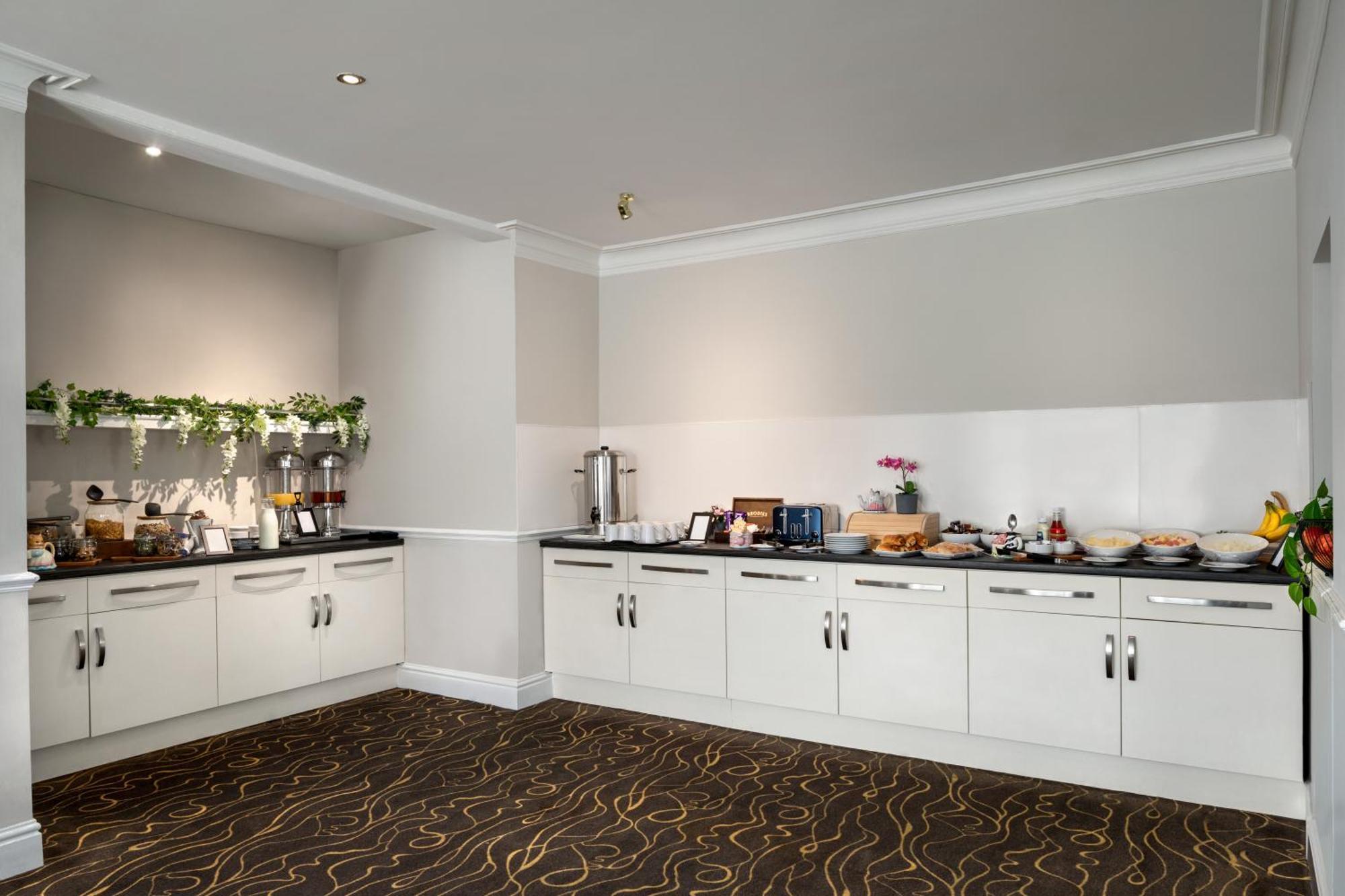 Ramada By Wyndham Cheltenham Golden Valley Kültér fotó