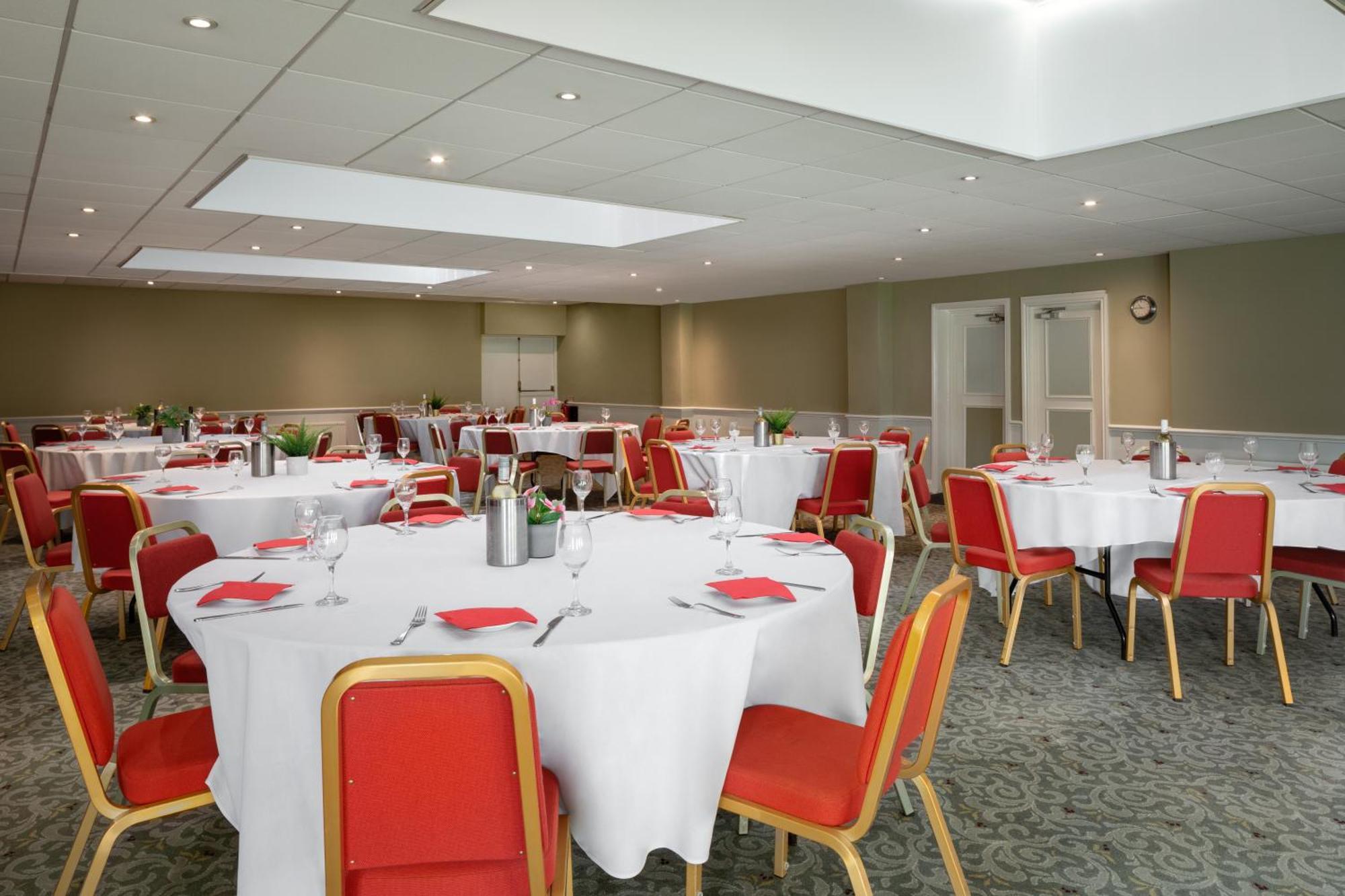 Ramada By Wyndham Cheltenham Golden Valley Kültér fotó