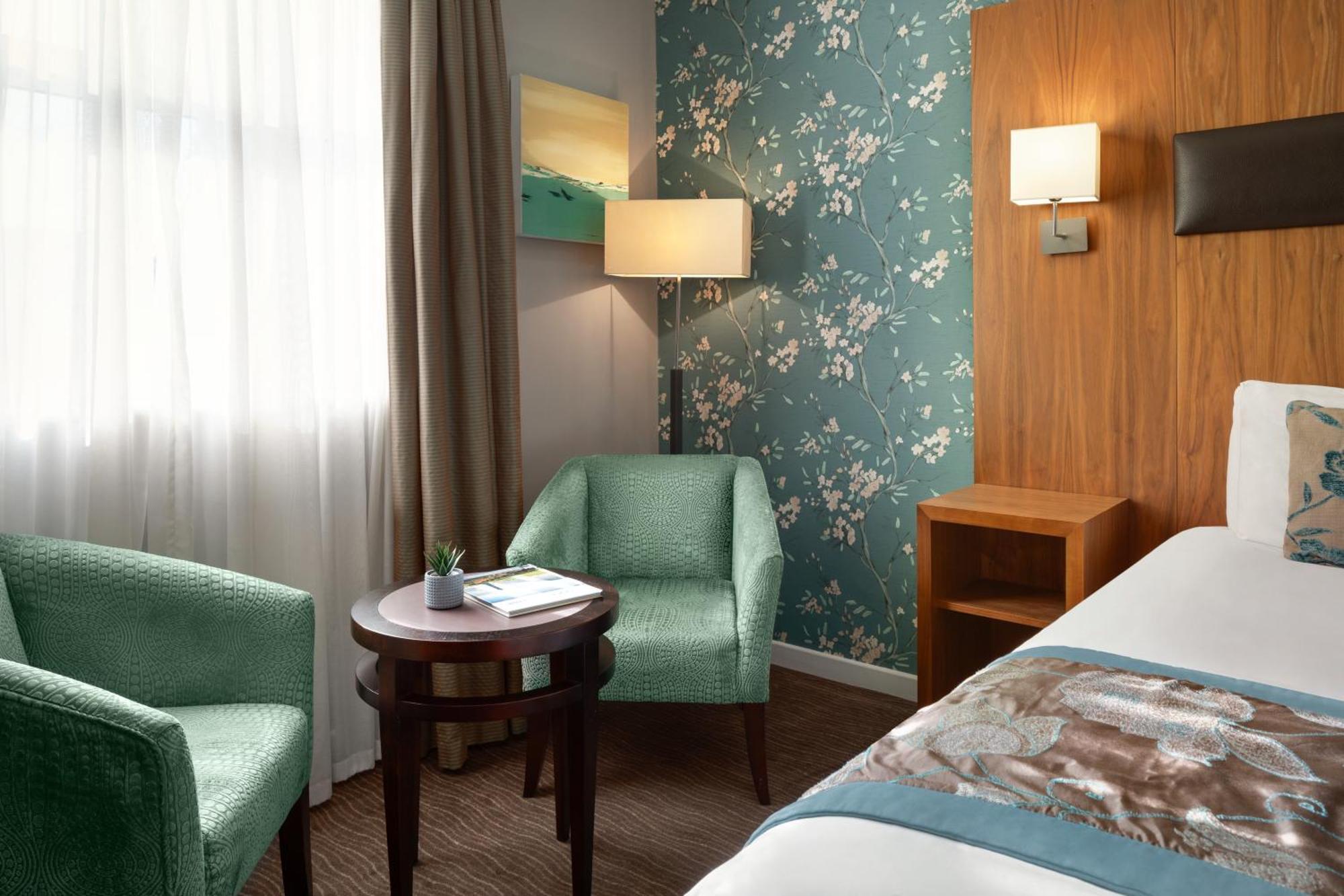 Ramada By Wyndham Cheltenham Golden Valley Kültér fotó